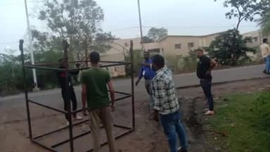 होशंगाबाद नगर: नर्मदापुरम शहर के आईटीआई रोड स्थित आईजी ऑफिस के पास नगर पालिका ने अतिक्रमण कार्यों पर की कार्रवाई सामान किया जप्त