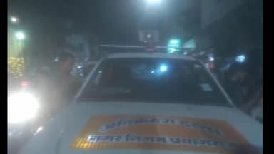 प्रयागराज: नगर निगम का फर्जी अधिकारी बन रौब झाड़ रहे एक व्यक्ति को स्थानीय लोगों ने पकड़ा, मौके पर पुलिस और नगर निगम के टीम पहुंची