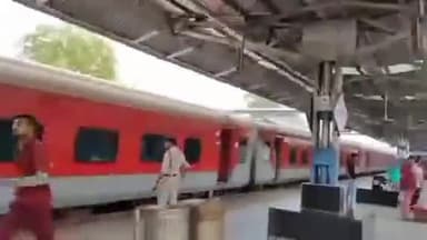 इटारसी: इटारसी पश्चिम मध्य रेलवे से प्राप्त जानकारी के अनुसार सिकंदराबाद मंडल में नॉन इंटरलॉकिंग कर के चलते कुछ ट्रेन के रूट डाय