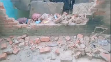 मुरादाबाद: मुंडा पांडे थाना क्षेत्र में एक मजदूर का कच्चा मकान लगातार हो रही बारिश की वजह से भर भाराकर गिरा