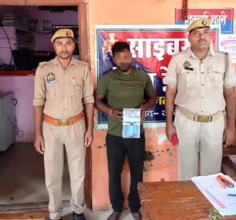 केराकत: सिरकोनी बाजार से आगे मेनरोड वाराणसी मार्ग से जलालपुर पुलिस ने एक अभियुक्त के पास से चोरी की एक मोबाइल के गिरफ्तार चालान