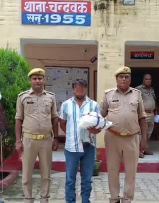केराकत: पुराना पुल चंदवक गांव से 1 किलो 300 ग्राम नाजायज गाजा के साथ चंदवक पुलिस ने एक अभियुक्त को गिरफ्तार चालान कर भेजा न्याय
