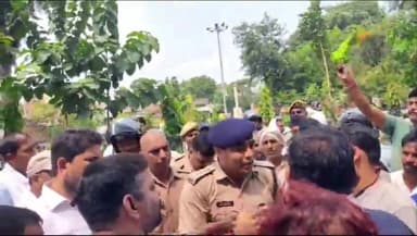 सड़क चौड़ीकरण के संबंध में मुआवजे की मांग को लेकर PM के संसदीय कार्यालय जा रहे रामनगर के व्यापारियों को पुलिस ने रोका