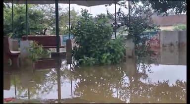 कन्नौज: जिलें में कई घंटों की बारिश से सरकारी दफ्तरों का हाल खराब, वन अधिकारी कार्यालय परिसर हुआ जल मग्न।