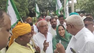 करनाल: सेक्टर-12 स्थित लघु सचिवालय पहुंचे किसान, शिक्षा अधिकारी को सीएम के नाम सौंपा मांग पत्र व डीसी से मिले 5 किसान