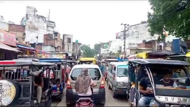 इटावा: रेलवे स्टेशन बजरिया पर भीषण जाम लगने से फंसे कई वाहन, ट्रैफिक व्यवस्था की खुली पोल