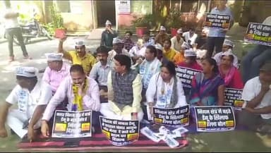 हरिद्वार: नगर निगम में आप पार्टी के कार्यकर्ताओं ने बढ़ते डेंगू के प्रकोप को लेकर बैनर-पोस्टर लेकर किया प्रदर्शन