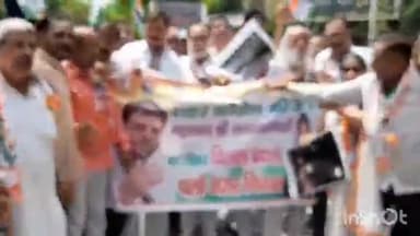 आगरा: नगर-निगम में फैले भ्रष्टाचार और घोटालों की जांच को लेकर एमजी रोड पर कांग्रेसियों ने निकाला पैदल मार्च