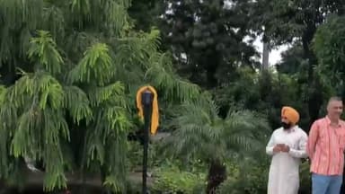 करनाल: नेता प्रतिपक्ष भूपेंद्र सिंह हुड्डा पहुंचे मेरठ रोड अनाज मंडी  प्रधान रजनीश चौधरी के निवास पर कार्यकर्ताओं से की मुलाकात