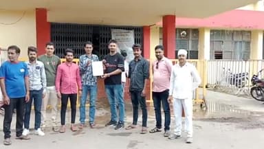 टीकमगढ़: बड़माड़ई गांव से ग्रामीण पहुंचे कलेक्ट्रेट, बिजली की समस्या का समाधान न होने पर दी चुनाव का बहिष्कार करने की चेतावनी