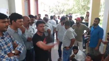 पीएचडी प्रवेश में फैली अनियमितता को लेकर बीएचयू के छात्रों ने किया विरोध, परीक्षा नियंत्रक कार्यालय का किया घेराव