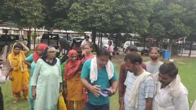 करनाल: राजीवपुरम के लोग राशन कार्ड कटने व राशन न मिलने की शिकायत लेकर डीसी से मिलने पहुंचे