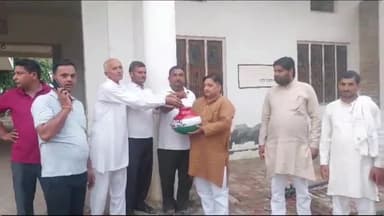 शामली :भाजपा द्वारा चलाये जा रहे #मेरी_माटी_मेरा_देश कार्यक्रम के दौरान गांव #मारूखेडी से मट्टी संग्रहित करते कार्यकर्ता