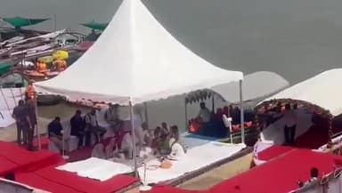 मॉरीशस के प्रधानमंत्री ने दशाश्वमेध घाट पहुंचकर ससुर की अस्थियों को गंगा में किया विसर्जित