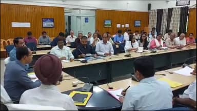 बिहार: जिलाधिकारी ने हरदेव भवन में तकनीकी एवं गैर तकनीकी पदाधिकारी के साथ किया बैठक ,दिया कई निर्देश