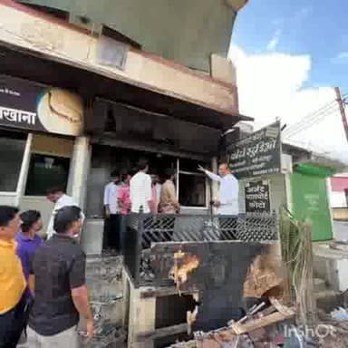 कन्नड: कन्नड शहरात फोटो स्टुडिओला आग लागून नुकसान, आमदार उदयसिंह राजपूत यांनी केली पाहणी