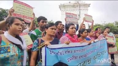 কলকাতা: ১০ বছর ধরে বঞ্চিত; বৃষ্টিকে উপেক্ষা করে শহিদ মিনার থেকে মিছিল আপার প্রাইমারি চাকরিপ্রার্থীদের, ব্যারিকেড ভাঙার চেষ্টা