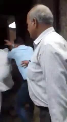 मुरादाबाद: नागफनी थाना क्षेत्र के कांग्रेस नेता द्वारा एक व्यक्ति के मकान पर कब्जा करने का वीडियो हुआ वायरल