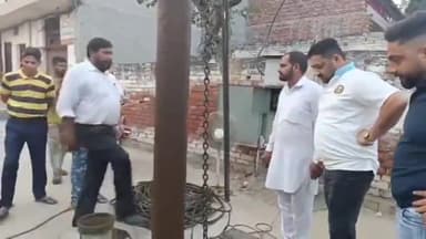 ਜਲੰਧਰ 1: ਰਸੀਲਾਨਗਰ ਵਿਖੇ ਆ ਰਹੀਆਂ ਸੀਵਰੇਜ ਬਲਾਕ ਦੀਆਂ ਸਮੱਸਿਆ 'ਤੇ ਵਿਧਾਇਕ ਸ਼ੀਤਲ ਅੰਗੂਰਾਲ ਦੇ ਭਰਾ ਨੇ ਅਧਿਕਾਰੀਆਂ ਨੂੰ ਦਿੱਤੀਆਂ ਹਦਾਇਤਾਂ