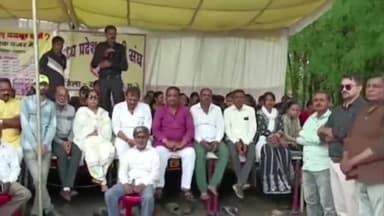 रतलाम नगर: जिला कांग्रेस अध्यक्ष व नेता प्रतिपक्ष पहुंचे गुलाब चक्र, पटवारियों की अनिश्चितकालीन हड़ताल को दिया समर्थन