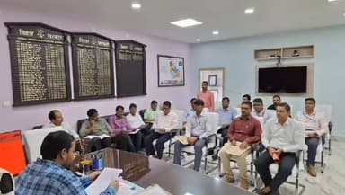 कहरा: समाहरणालय में DM ने आधार अनुश्रवण समिति के साथ की बैठक, संबंधित अधिकारियों को दिए निर्देश
