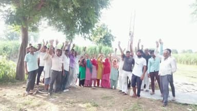 हापुड़: गांव रसूलपुर में लग रहे मोबाइल 5G टावर का ग्रामीणों ने किया विरोध, आबादी के करीब लगाया जा रहा है टावर