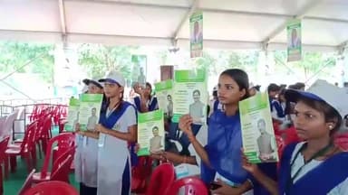 हज़ारीबाग: विनोबा भावे विश्वविद्यालय परिसर में नियुक्ति पत्र मिलने के बाद युवाओं ने जताई खुशी