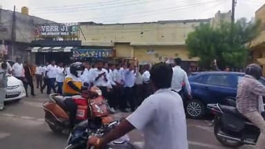 हापुड अधिवक्ताओं पर पुलिस के बर्बतापूर्वक हमले के विरोध में धरने पर बदायूं,मैनपुरी,इलाहाबाद से समर्थन देने पहुंचे वकील