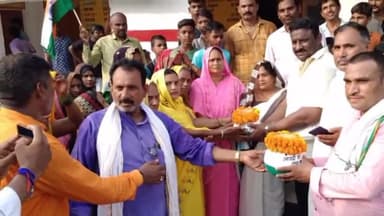 शाहगंज: खुटहन क्षेत्र के तीन अलग अलग गाँव से क्षेत्रीय विधायक ने घर-घर जाकर कलश में लिया मिट्टी