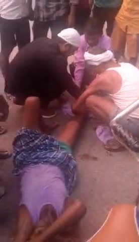 मायागंज के समीप हुई भीषण दुर्घटना
#AAP_उन्नाव #जिलाध्यक्ष_अकमल_जुनेद ने त्वरित प्रार्थमिक उपचार देके बचाई वृद्ध की जान