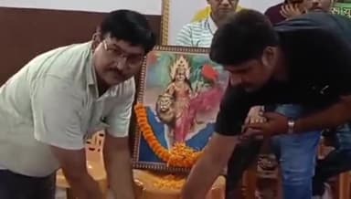 लखीसराय: लखीसराय जिले के नयाबाजार में नेहरू युवाकेंद्र शाखा द्वारा मेरा माटी मेरा देश अंतर्गत मिट्टी को श्रद्धापूर्वक किया संग्रह