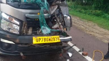 रुदौली: रुदौली नवीन मंडी के पास हाईवे सड़क पर खड़े लोडर ट्राला में पिकअप ने मारी टक्कर, गंभीर घायल 2 लोग ज़िला अस्पताल रेफर