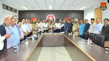 ਪਠਾਨਕੋਟ: ਵਪਾਰ ਮੰਡਲ ਅਤੇ ਕੈਮਿਸਟ ਐਸੋਸੀਏਸ਼ਨ ਦੀ ਮਲਕਪੁਰ ਵਿਖੇ ਐਸ ਐਸ ਪੀ ਦੇ ਨਾਲ ਹੋਈ ਬੈਠਕ, ਨਸ਼ੇ ਤੇ ਨੱਥ ਪਾਉਣ ਲਈ ਹਰ ਕੋਈ ਪੁਲਿਸ ਦਾ ਕਰੇਗਾ ਸਹਿਯੋਗ