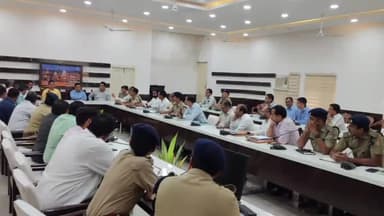 हरिद्वार: ज़िलाधिकारी ने रोशनाबाद में मुख्यमंत्री के जनपद भ्रमण कार्यक्रम के दौरान त्रुटियों के निराकरण के संबंध में की बैठक