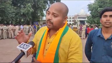 भाजपा महिला मोर्चा द्वारा अवैध शराब बंदी की मांग को लेकर आबकारी विभाग बेमेतरा में तालाबंदी कार्यक्रम में शामिल हुआ ।