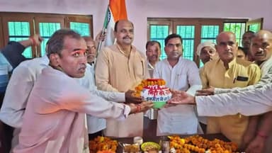 उतरौला: विधायक रामप्रताप वर्मा ने उदयपुर में मेरा माटी मेरा देश अभियान के तहत घर-घर जाकर अमृत कलश में मिट्टी की एकत्रित