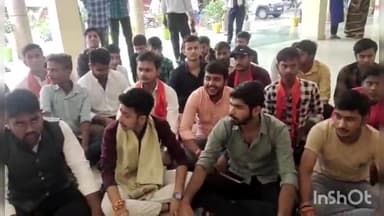 बांदा: पंडित जवाहरलाल नेहरू महाविद्यालय की विभिन्न समस्याओं के संबंध में छात्रों ने कलेक्ट्रेट में किया प्रदर्शन