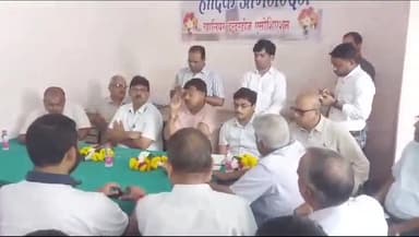 ग्वालियर गिर्द: ऊर्जा मंत्री प्रद्युमन सिंह तोमर ने हाउसिंग बोर्ड के अधिकारियों की कम्युनिटी हॉल में ली बैठक