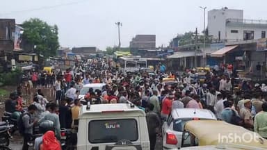 धौलपुर: धौलपुर राजाखेड़ा बायपास रोड पर स्थानीय लोगों ने जलभराव की समस्याओं को लेकर लगाया जाम