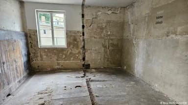 नाजी दौर के मजदूरों की बैरक
दूसरे विश्व युद्ध के दौरान जर्मनी में लाखों लोग जबरन मजदूर बनाए गए उनमें से बहुत सारे मजदूर का क्या हुआ यह अभी भी रहस्य है यह प्रेरक हैं जहां नाजी दौर के के मजदूरों को रखा जाता था यह उस शिविर का हिस्सा थी जो1943