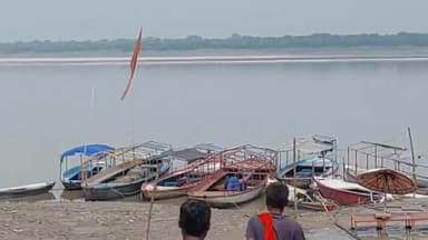 वाराणसी में घट रहा गंगा का जलस्तर, घाटों से सिल्ट हटाने का काम हुआ शुरू