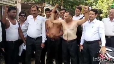 आगरा: एमजी रोड स्थित दीवानी परिसर में अधिवक्ताओं ने हापुड़ कांड को लेकर अर्धनग्न होकर किया प्रदर्शन, की कार्रवाई की मांग