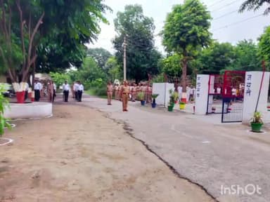 हापुड़: अपर पुलिस अधीक्षक ने पुलिस लाइन में परेड की सलामी ली, अर्दली रूम में रजिस्टरों को चेक कर आवश्यक दिशा निर्देश दिए