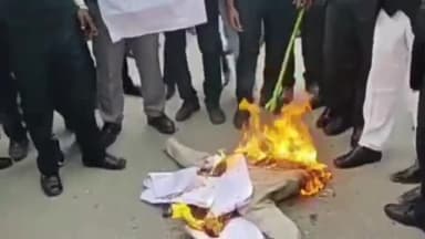 प्रयागराज: हापुड़ घटना के विरोध में दोषी पुलिस कर्मियों पर कार्यवाही की मांग को लेकर अधिवक्ताओं ने हाई कोर्ट के बाहर फूंका पुतला