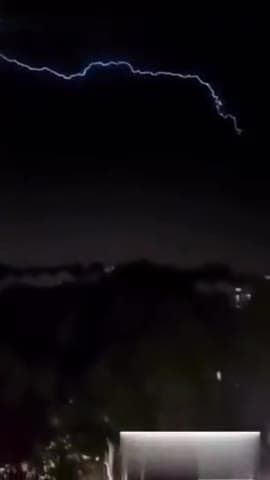 लखनऊ में बीती रात बड़ी डरावनी थी, ऐसी गरज लखनऊ वालों ने पहली बार सुनी
 #lucknowrain