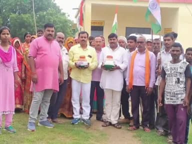 कन्नौज: चोधरियापुर गांव में चला मेरी माटी मेरा देश कार्यक्रम, सदर ब्लॉक प्रमुख ने पूरे गांव से मिट्टी लेकर कलश में की इकट्ठा