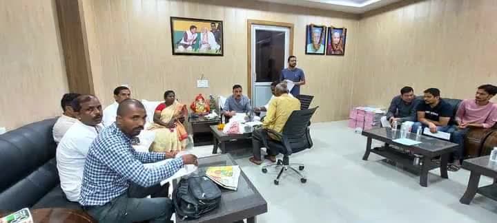 आज अपने #प्रयागराज के #प्रीतमनगर स्थित आवास पर जनता दर्शन किया एवं #कौशाम्बी संसदीय क्षेत्र से आये हुए आगंतुक वरिष्ठ नागरिकों, महिलाओं एवं युवाओं की समस्याओं को सुनकर उनके शीघ्र निराकरण हेतु संबंधित विभाग के अधिकारियों को उचित कार्यवाही हेत