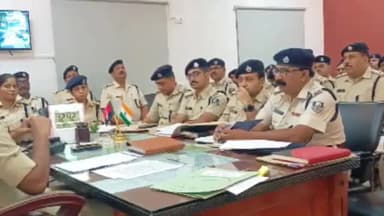 बेगूसराय: कार्यालय कक्ष में एसपी योगेंद्र कुमार ने की क्राइम मीटिंग, दिए कई आवश्यक निर्देश