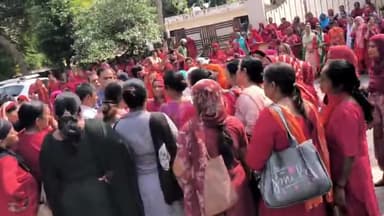 करनाल: न्यायपुरी में पूर्व विधायक के आवास पहुंच आशा वर्कर्स यूनियन ने सौंपा ज्ञापन, सरकार के खिलाफ की नारेबाजी