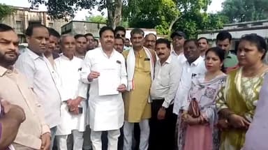 इटावा: कलेक्ट्रेट में उत्तर प्रदेशीय प्राथमिक शिक्षक संघ ने बदायूं बीएसए के खिलाफ कार्रवाई को लेकर डीएम को सौंपा ज्ञापन